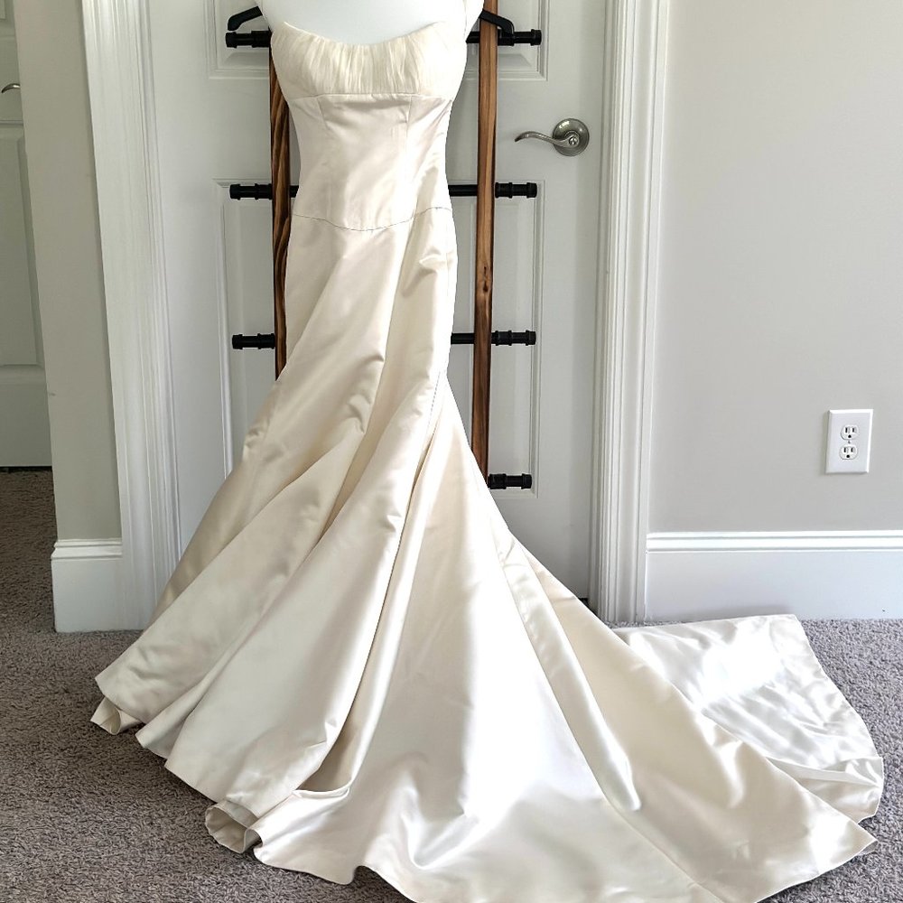 Vera Wang Wedding Gown Includes 72 inch veil with Swarovski crystals.